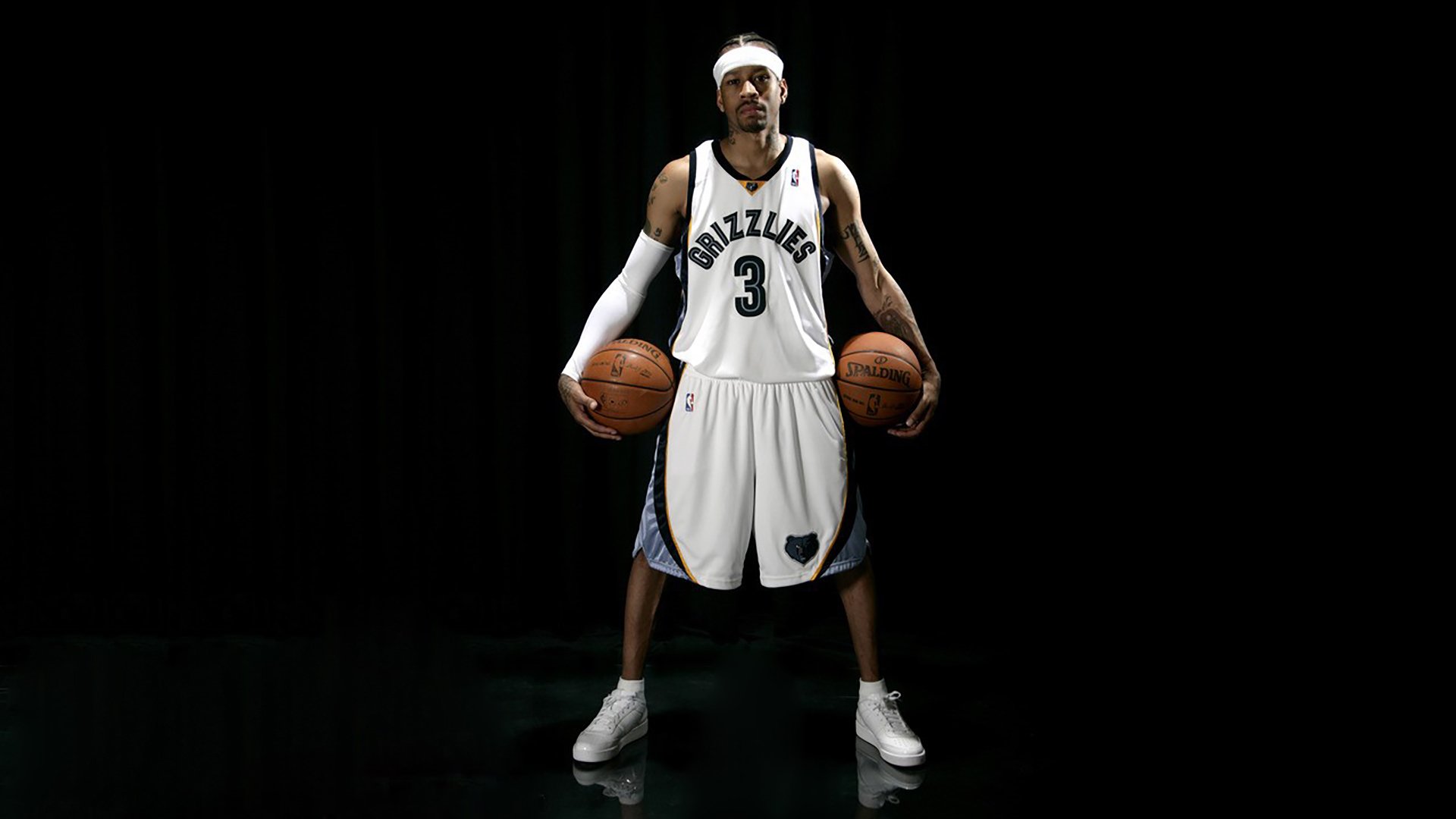 “球场内外：运动员的多彩生活展开”，运动员在球场训练形容词