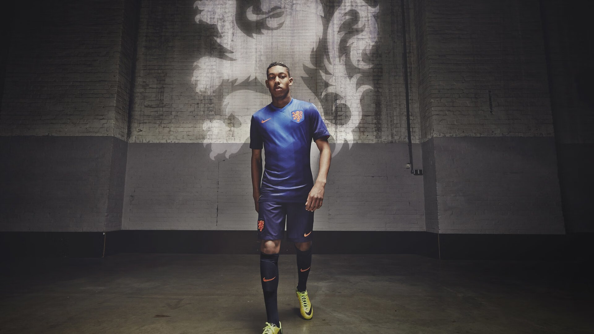 佛罗伦萨是否应引入高质量中场组织者，佛罗伦萨球队主场